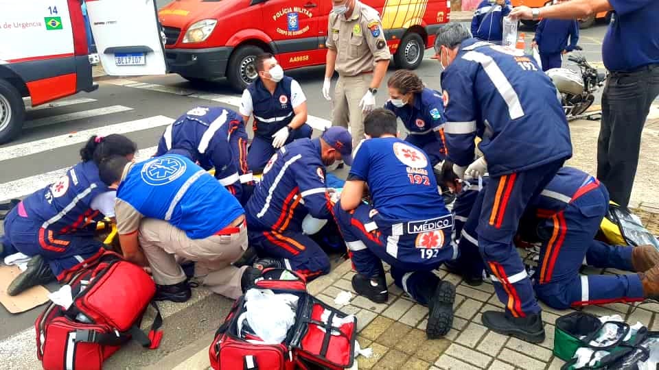 Ambulância do SAMU se envolve em grave acidente com moto no centro de PG