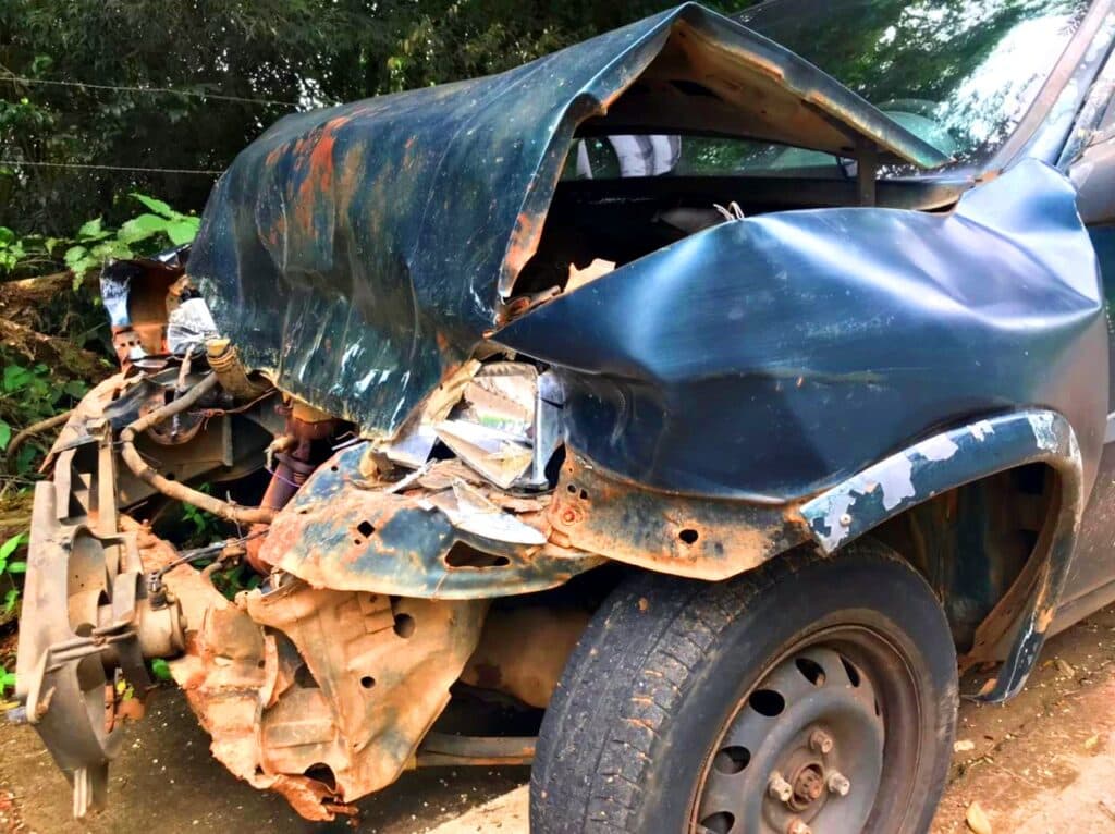 Acidente entre carro e caminhão no Santa Terezinha mobiliza equipe do Corpo de Bombeiros