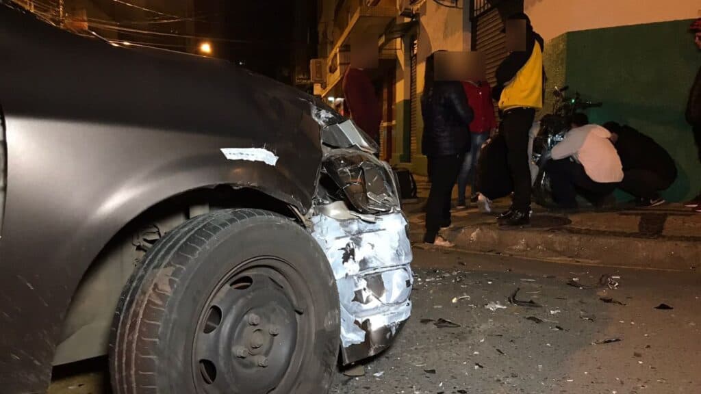 Motorista bêbado avança preferencial e colide em motociclista no centro de PG