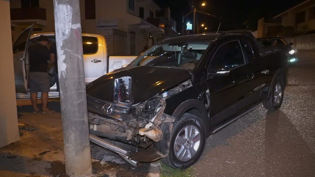 Duas pessoas ficam ferida em colisão na Região de Oficinas
