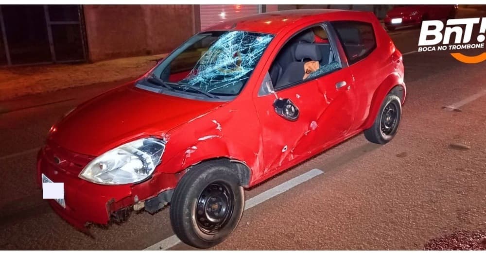 Mulher invade preferencial, bate em motociclista e foge com ajuda de familiares
