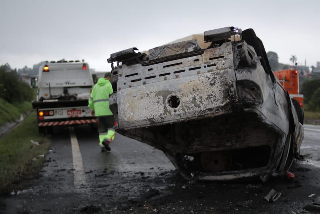Fiat Strada capota e incendeia na PR-151 em Carambeí