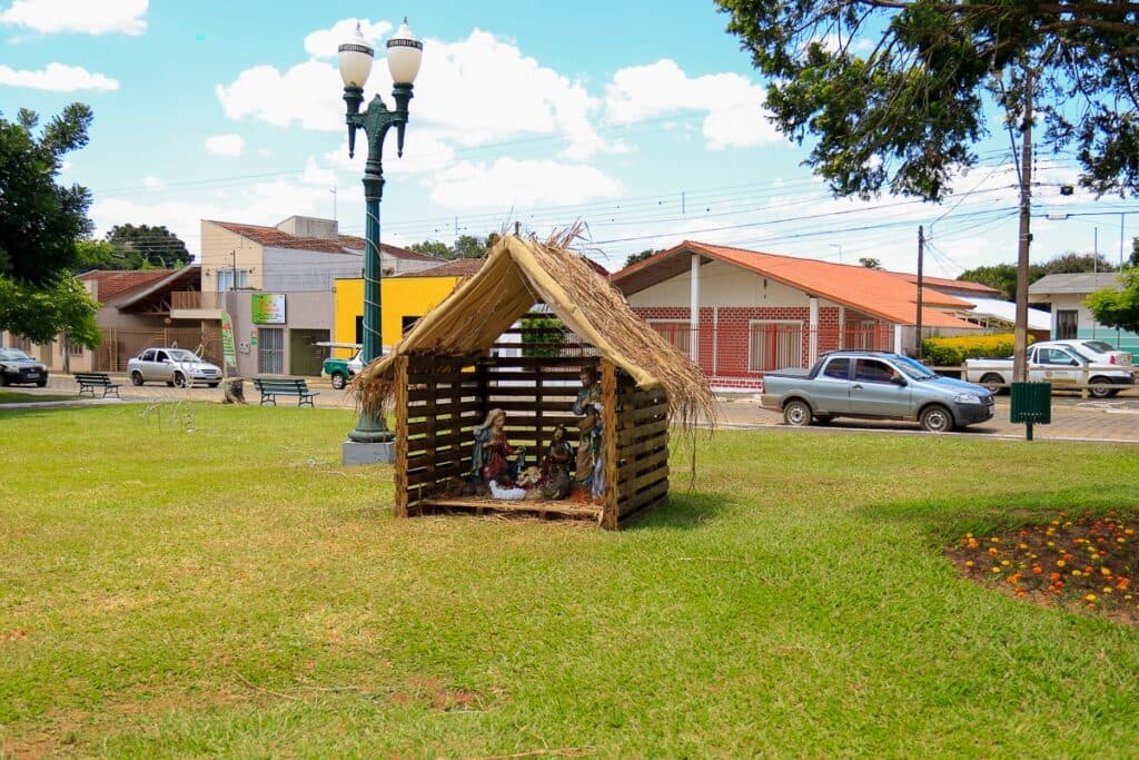 Vândalos depredam enfeites de natal em Tibagi