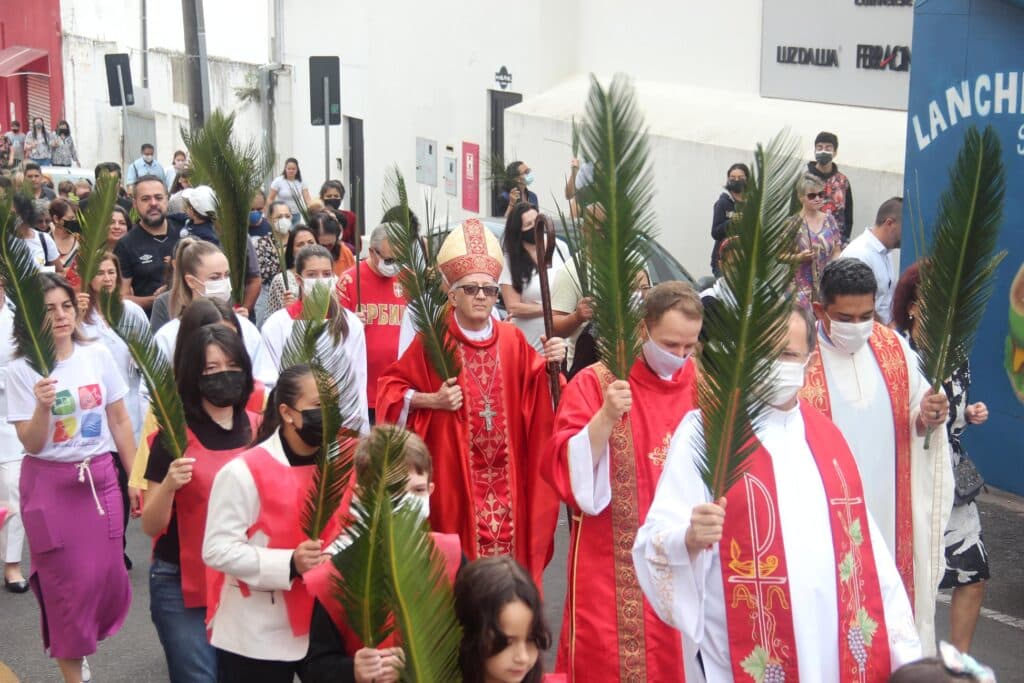 Bispo da Igreja Católica acompanha procissão do domingo de ramos em PG