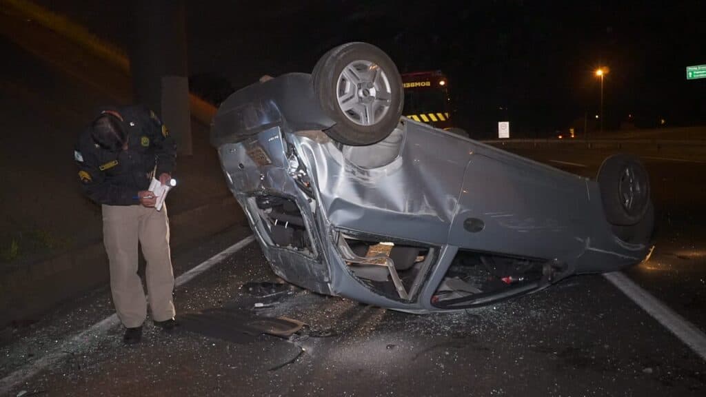 Motorista dorme e carro despenca do viaduto da St. Paula