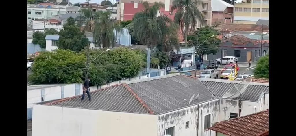 Acusado de roubo sobe em telhado para fugir da PM, no Centro de PG