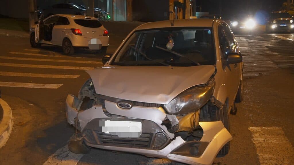 Motoristas colidem próximo a 13ª Subdivisão Policial no Nova Rússia