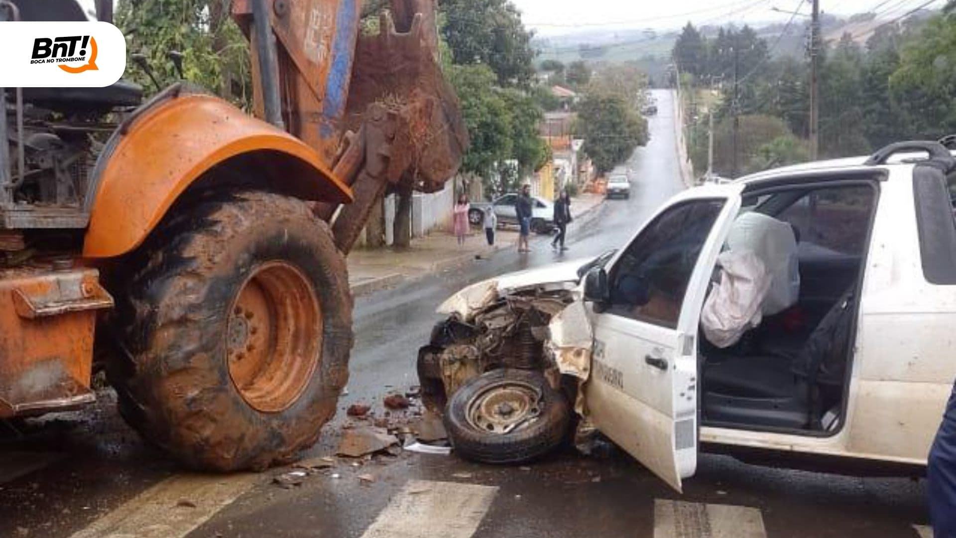 Motorista na contramão causa acidente com retroescavadeira em PG