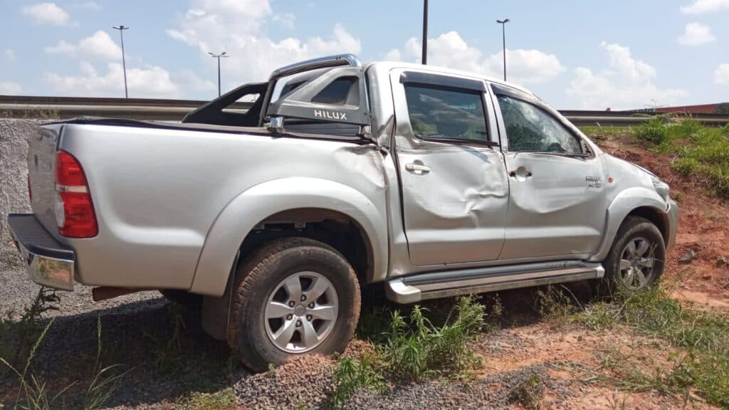 Motorista dorme na direção e invade terreno na Av. Visconde de Taunay