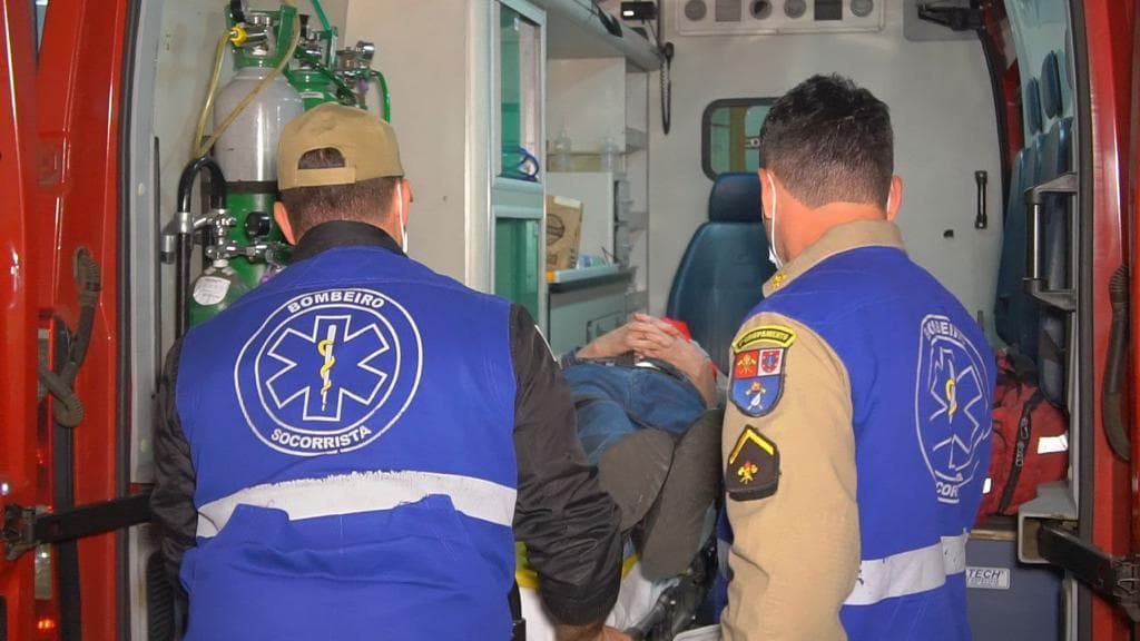 Idoso fica ferido após ser atropelado na calçada em PG