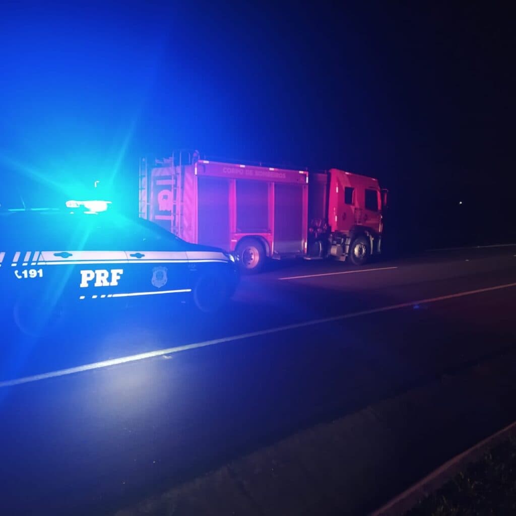 Caminhão derrama carga de produto químico na BR-376, em Ponta Grossa