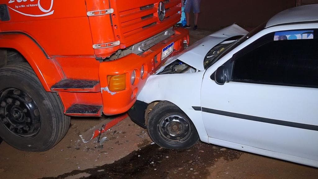 Motorista embriagado bate o carro em caminhão parado