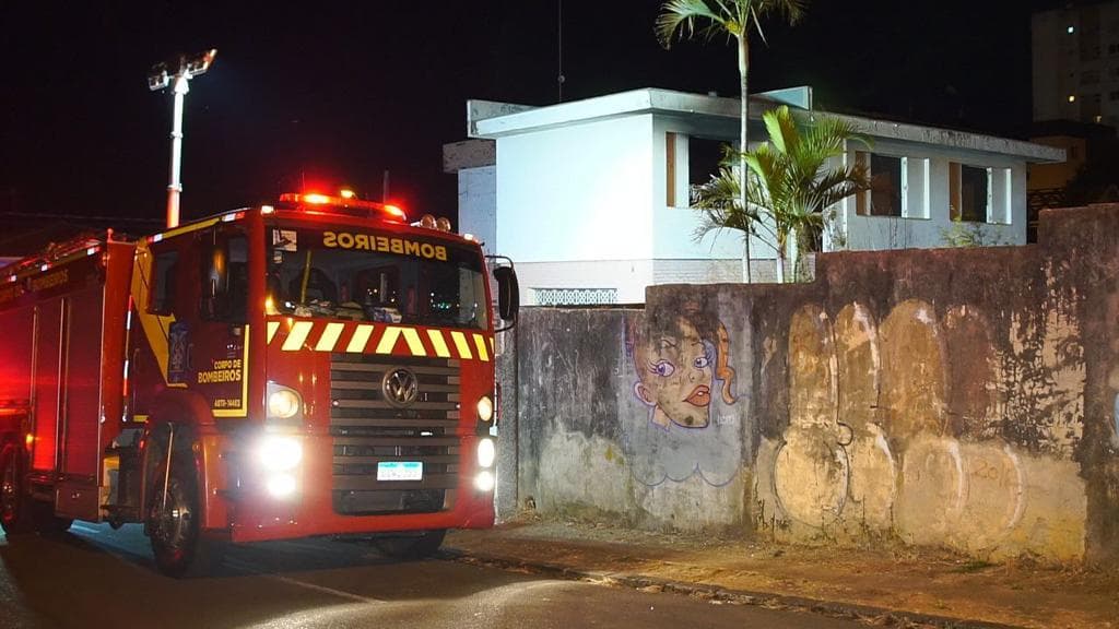 Prédio é alvo de incêndio criminoso em PG