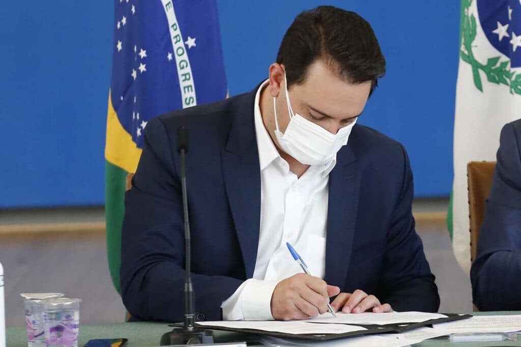 Governador do Paraná sanciona novo piso salarial dos professores