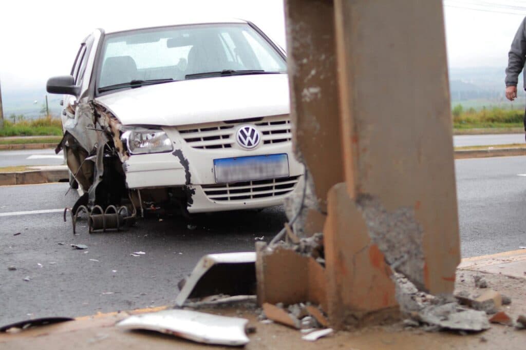 Gol desgovernado bate em poste em bairro de PG