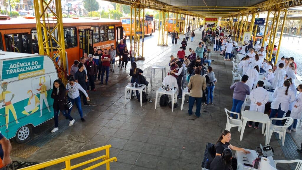 Mais de 1.200 atendimentos aconteceram nesta quinta, na Agência do Trabalhador Móvel