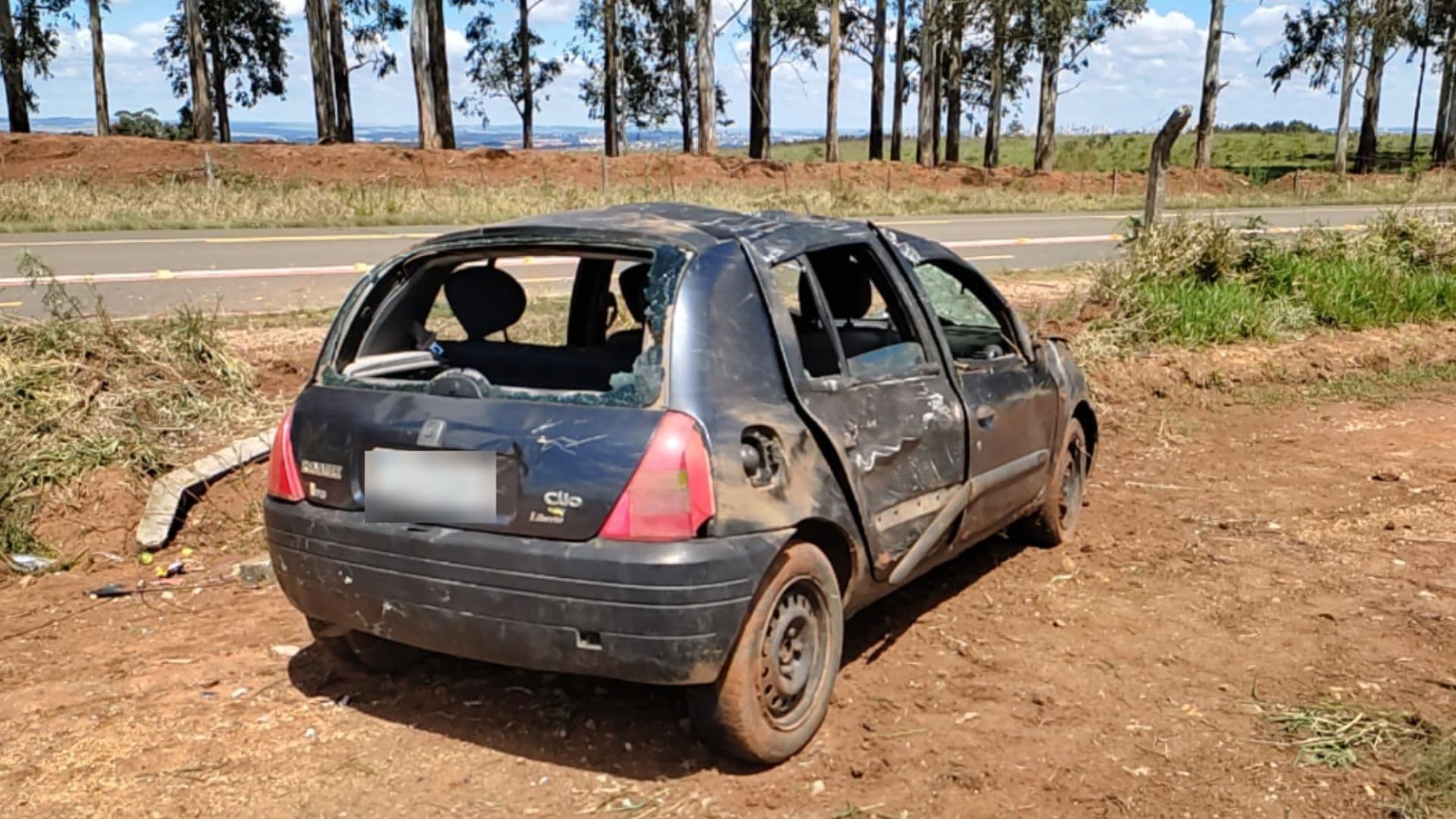 Motorista perde o controle capota e deixa feridos em PG