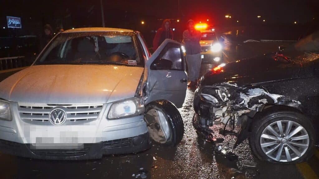 Motorista provoca colisão frontal, abandona mulher e foge do local
