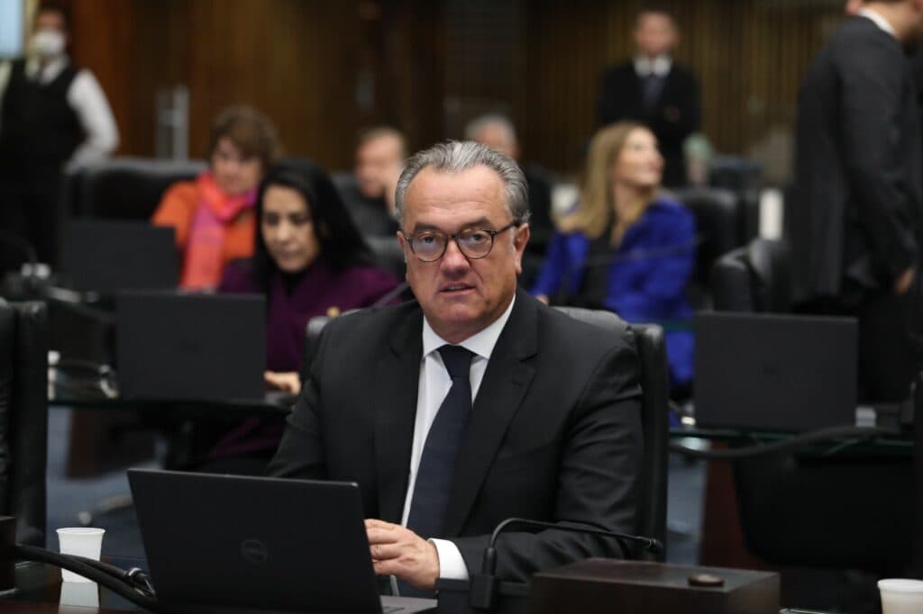 Plauto critica divisão de recursos e chama partido de lixo