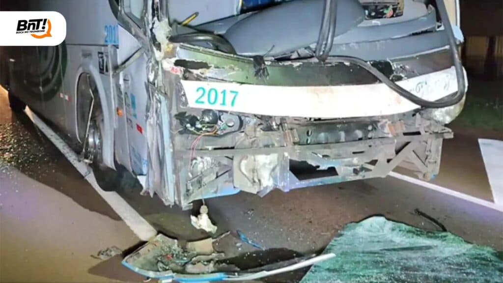 Dois morrem em acidente com ônibus no PR