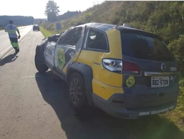Viatura da PM capota durante perseguição policial