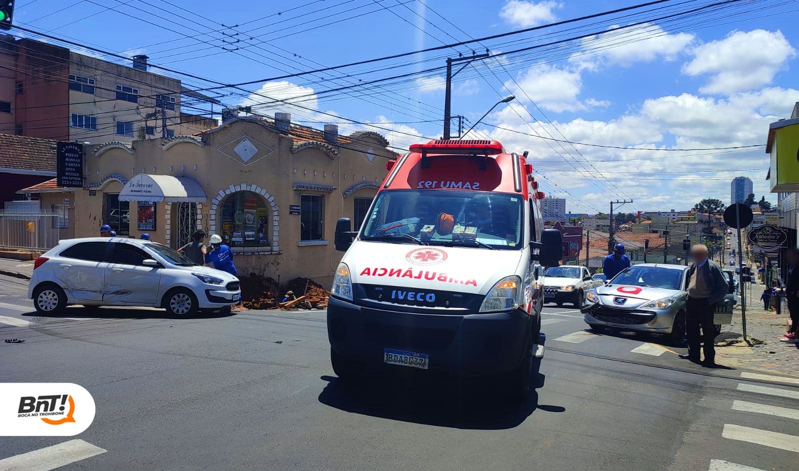 Acidente no centro de PG deixa quatro vítimas