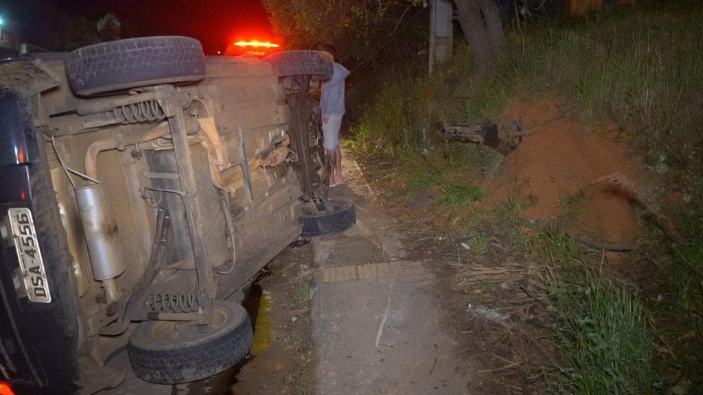 Carro capota no alto da Serrinha durante a madrugada em PG