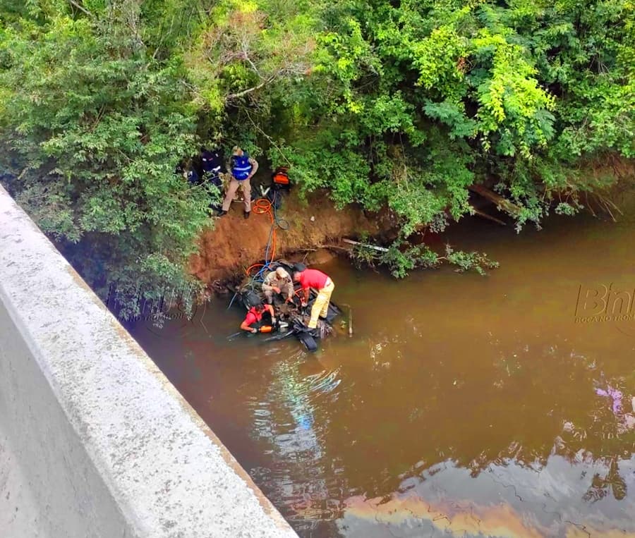 Motorista morre afogado após carro cair dentro do Rio na região