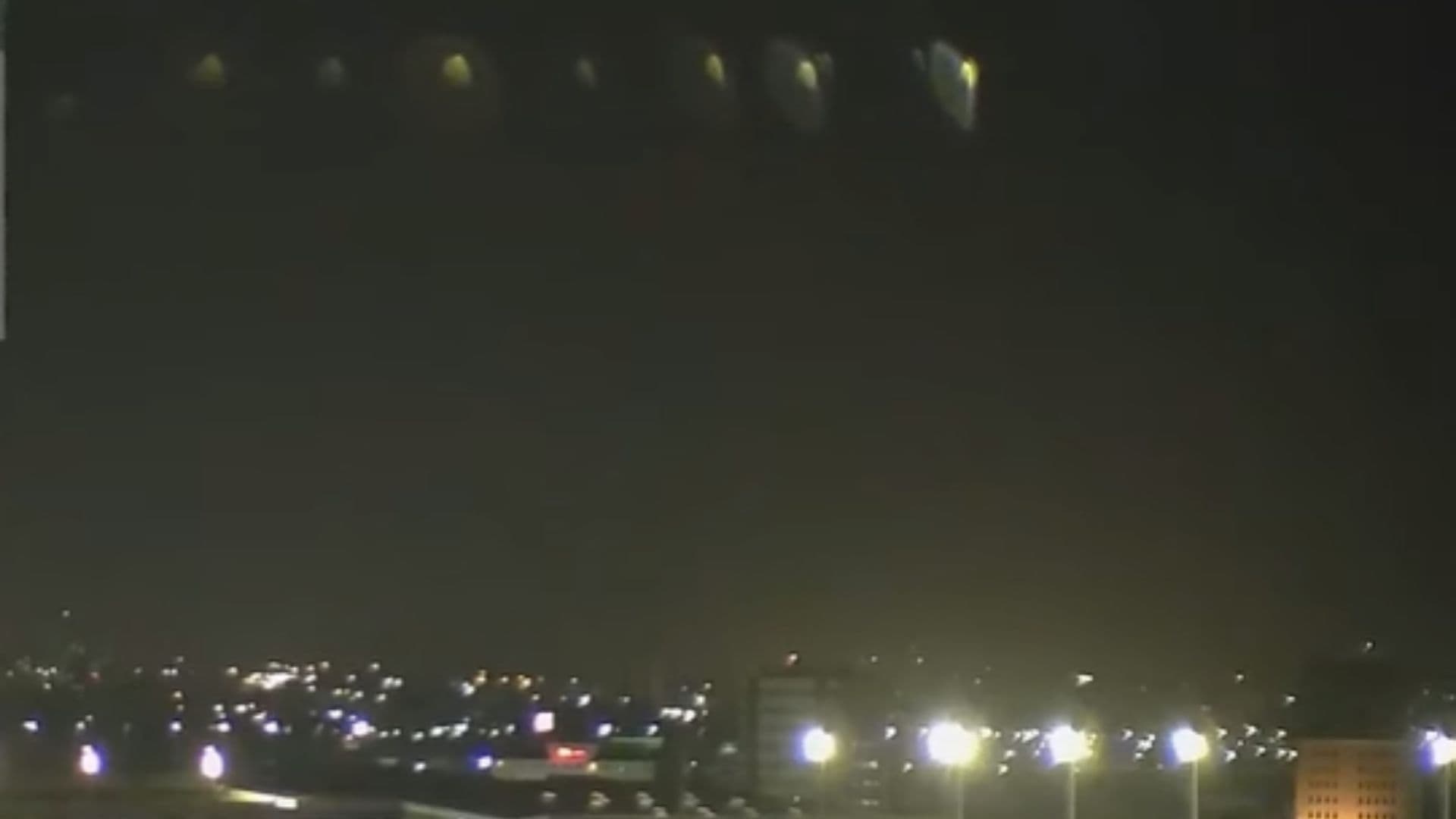 ‘Luzes estranhas’ assustam pilotos de avião em Porto Alegre