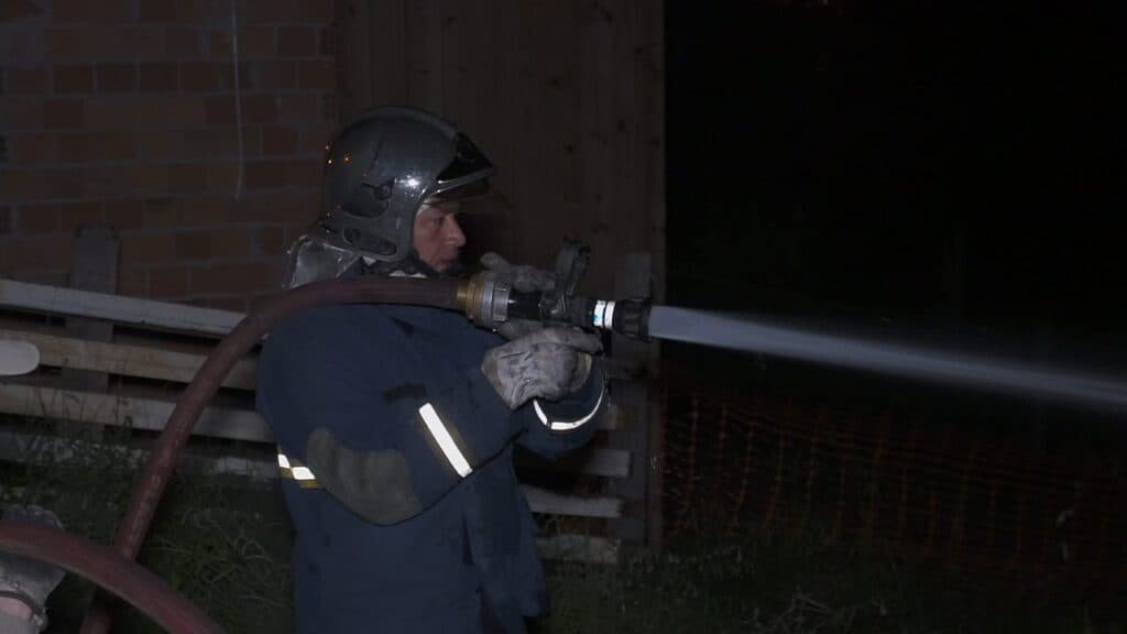 Casa é completamente destruída após incêndio no Jardim Cachoeira