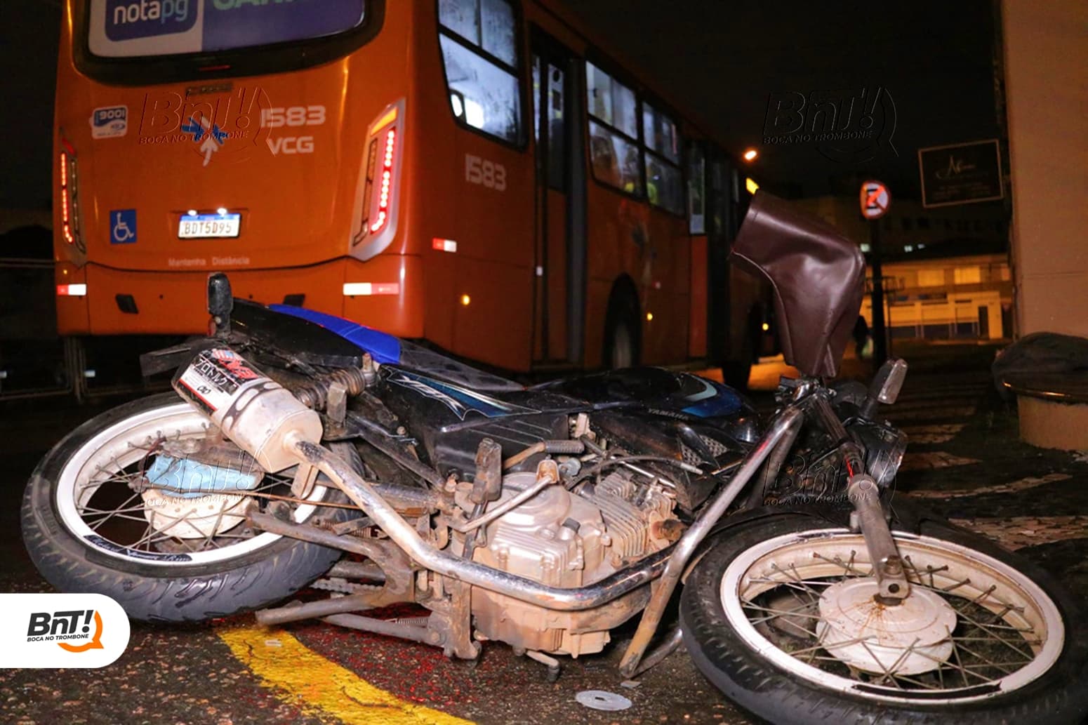 Motoqueiro fura preferencial e se envolve em acidente com ônibus em PG