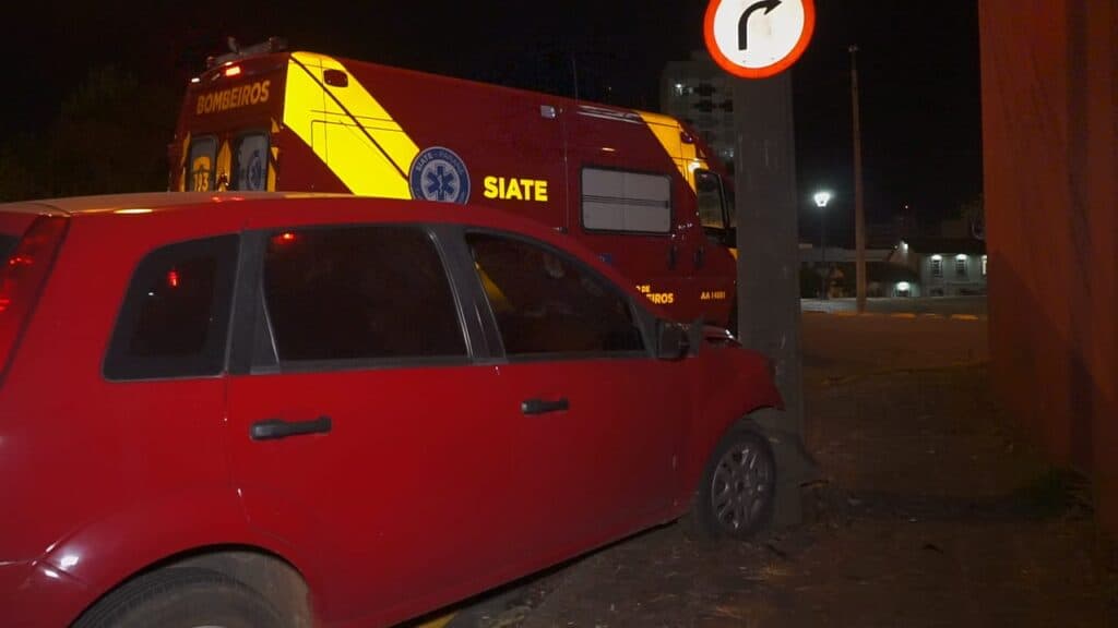 Motorista perde o controle e bate o carro contra o poste no Centro de PG