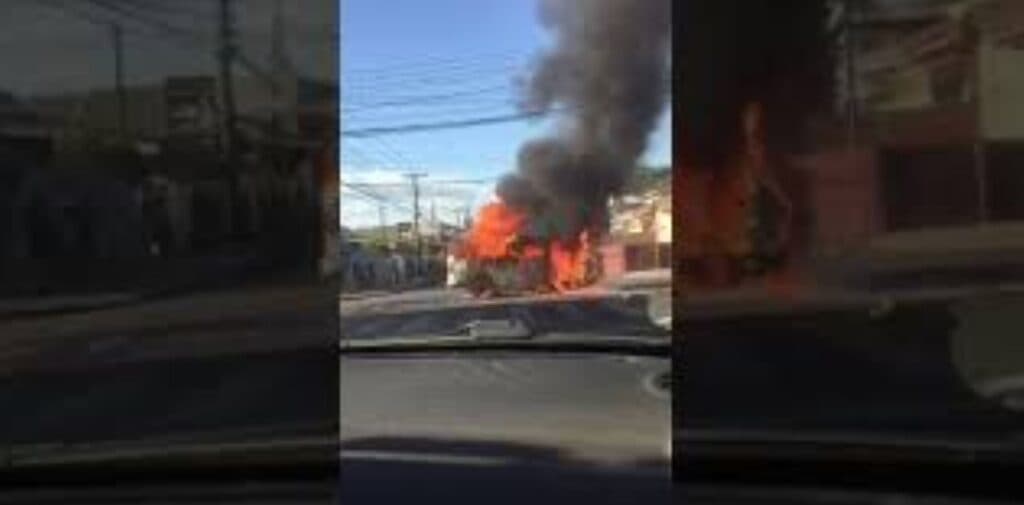 Van com família dentro pega fogo em Ponta Grossa