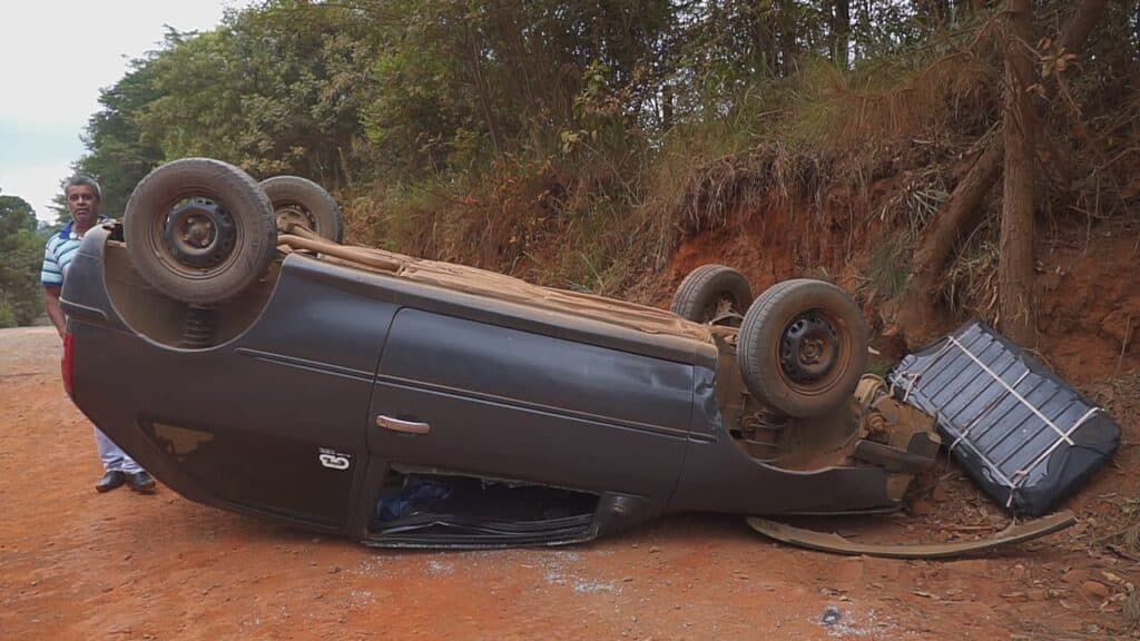 Mulher é resgatada com vida após capotamento na estrada da Bocaina