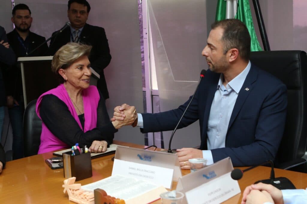Elizabeth Schmidt transmite cargo para Daniel Milla