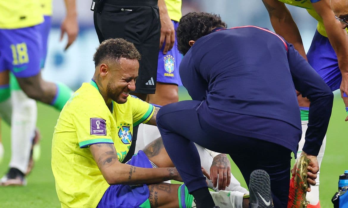 Lesionados, Neymar e Danilo estão fora da fase de grupos da Copa