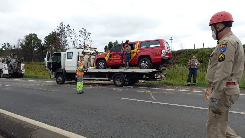 Caminhão desgovernado atropela viaturas dos Bombeiros em rodovia
