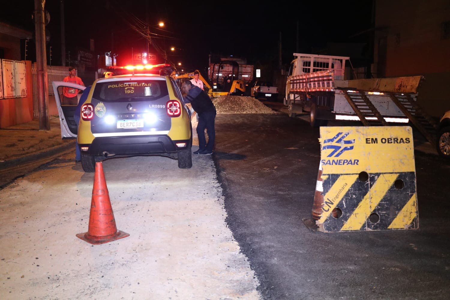 Motociclista invade obra da Sanepar em PG e fica em estado grave