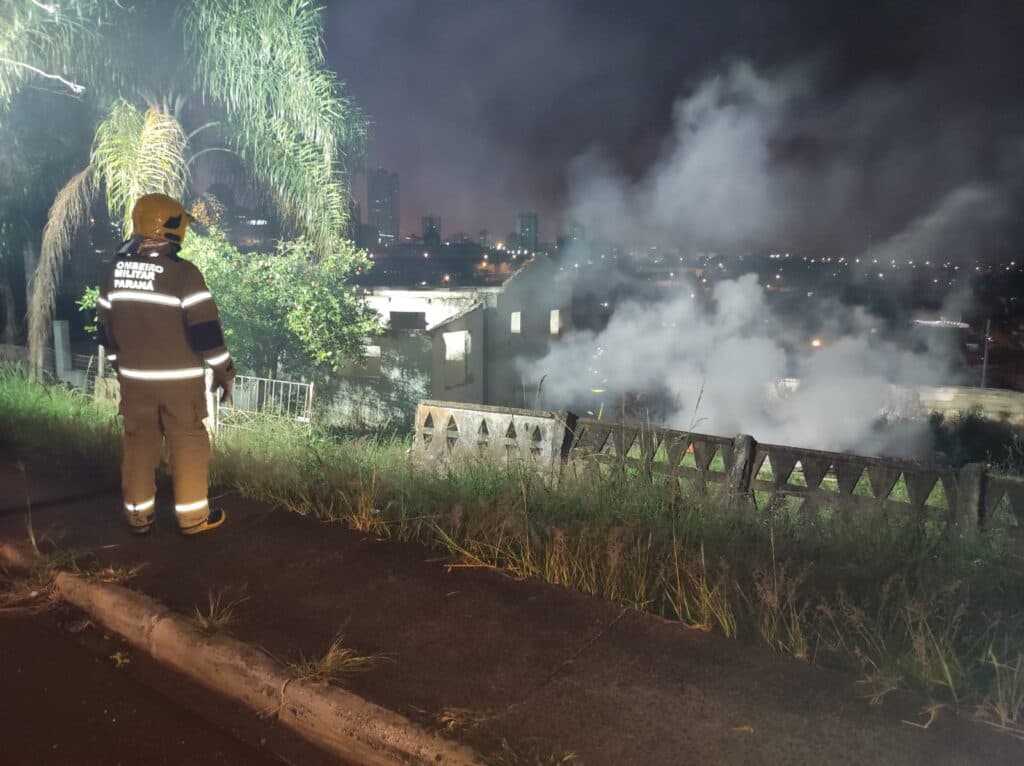 Casa abandonada pega fogo em PG: local era ocupada por moradores de rua