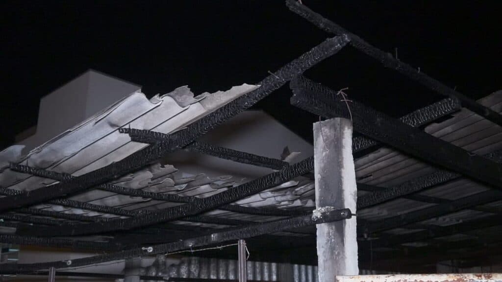 Garagem de barracão é incendiada no Jardim Carvalho