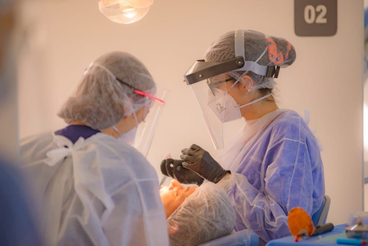 Pesquisadores da UEPG procuram pacientes voluntários para clareamento dental