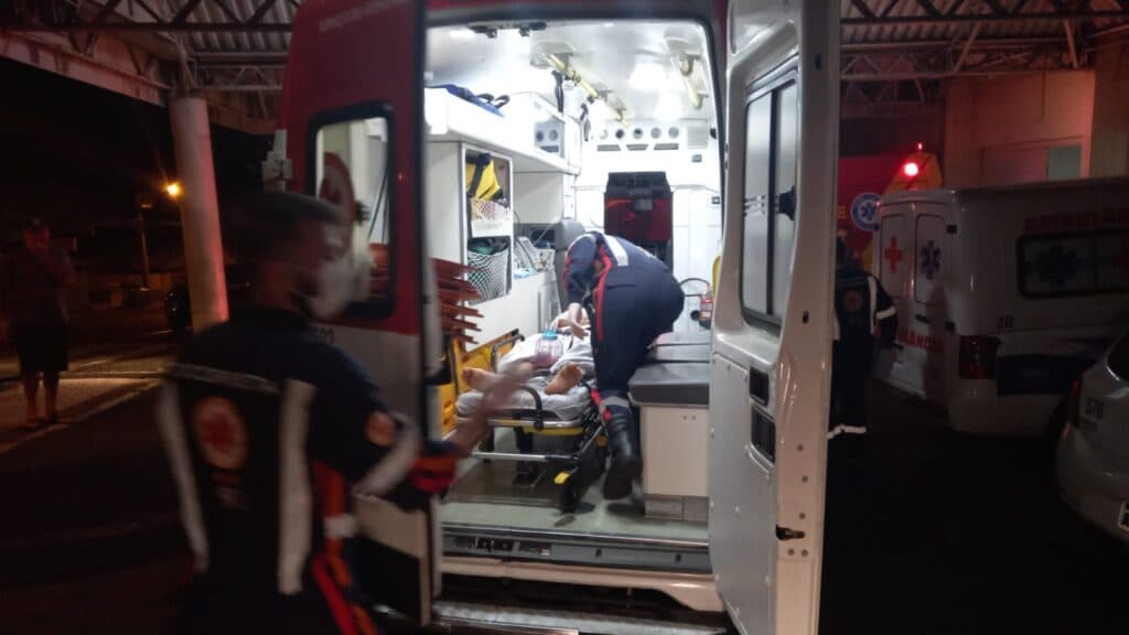 Jovem leva dois tiros ao tentar separar briga no Balneário Rio Verde