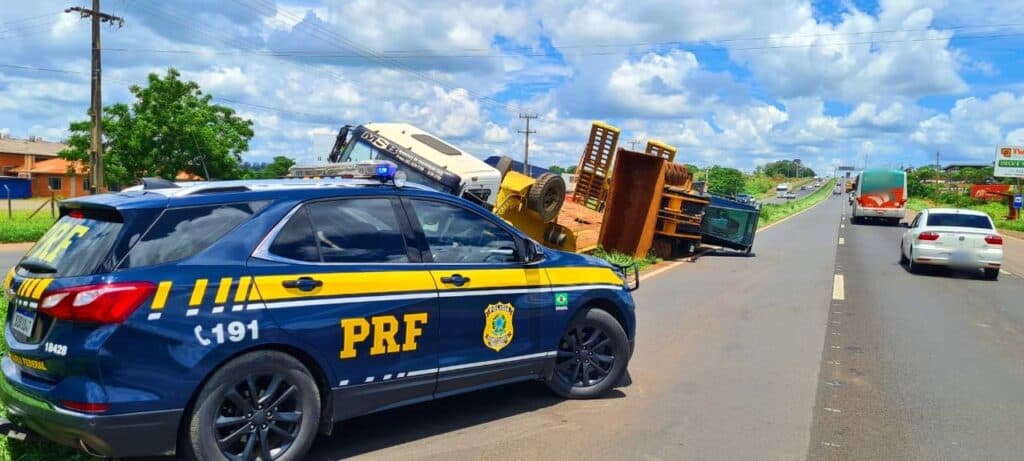 Caminhão tomba na BR 376 em Ponta Grossa