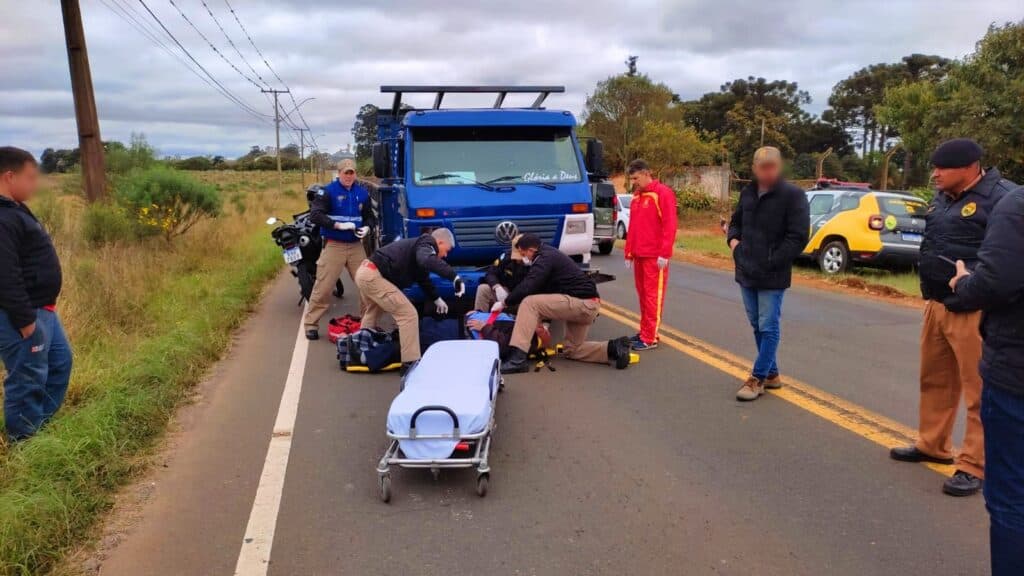 Motociclista colide contra caminhão, sofre ferimentos graves e pode ser preso