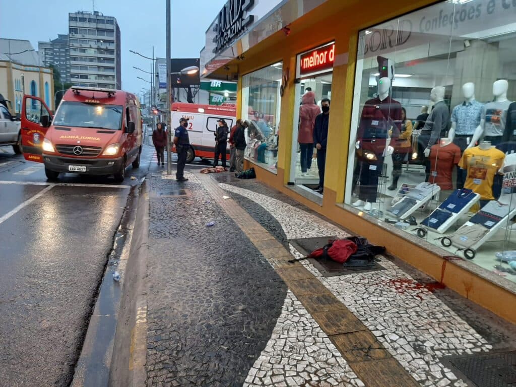 Homem é esfaqueado no Centro de Ponta Grossa