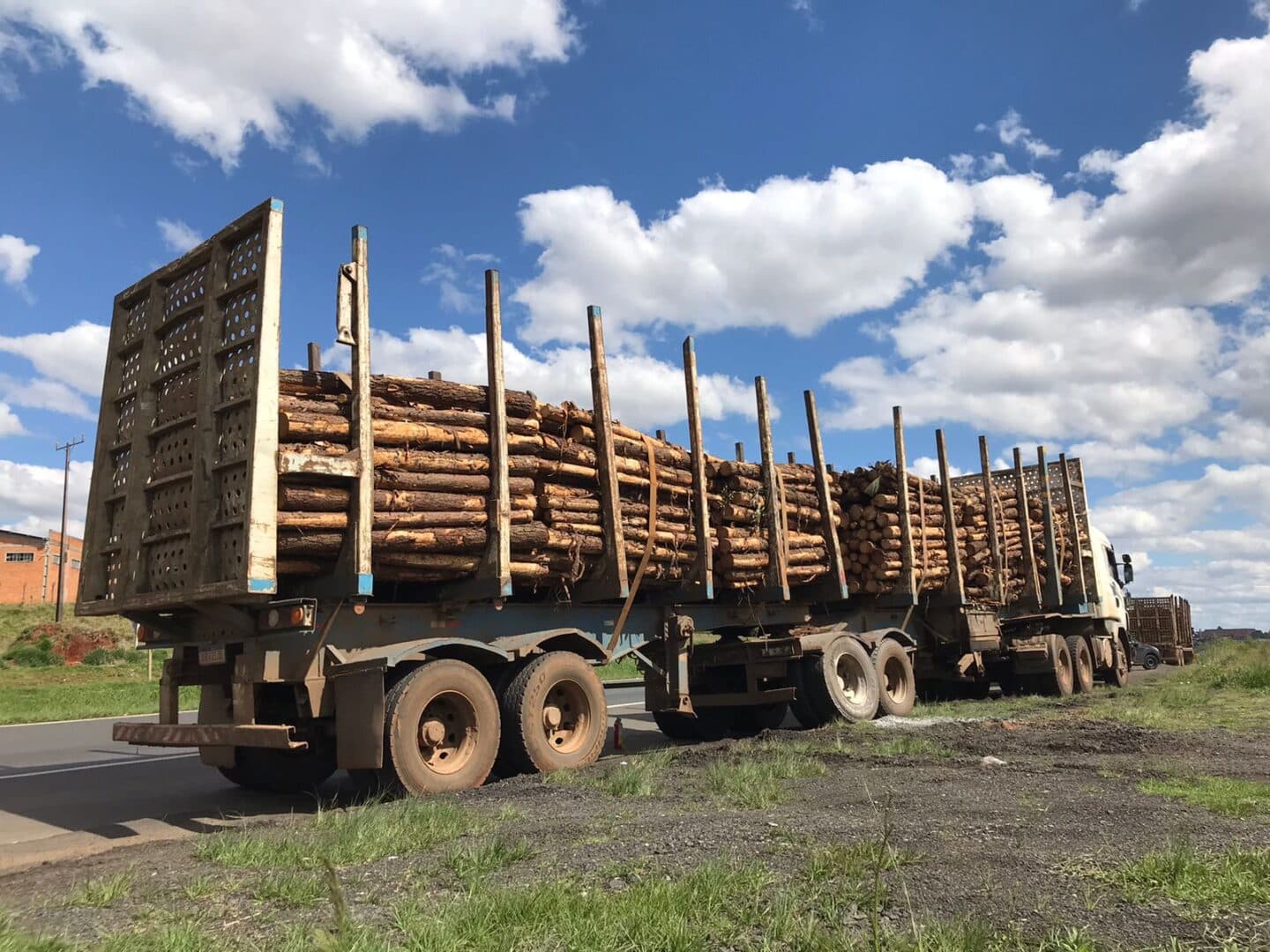 Fogo atinge Bitrem carregado com troncos de madeira na PR-151