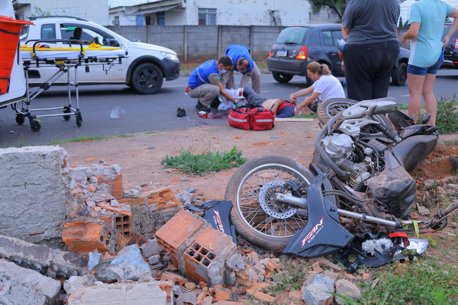 Motociclista fica em estado grave após ser atingido por veículo em PG