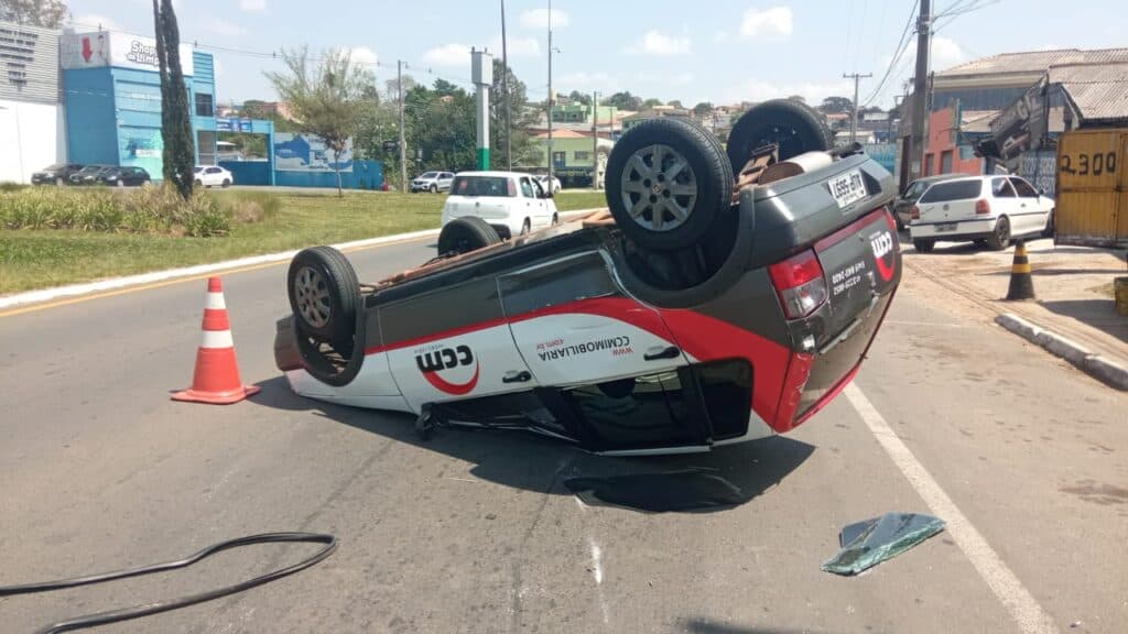 AGORA: Capotamento na Avenida Visconde de Taunay