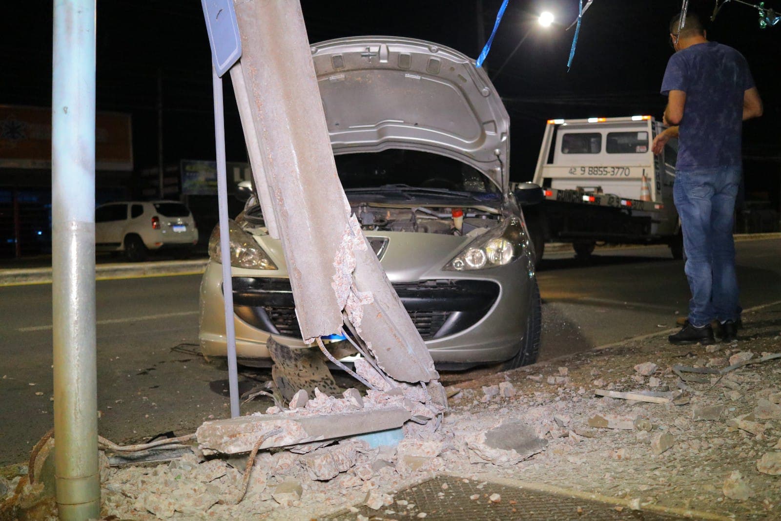 Menor bate Peugeot  em poste da Copel em PG