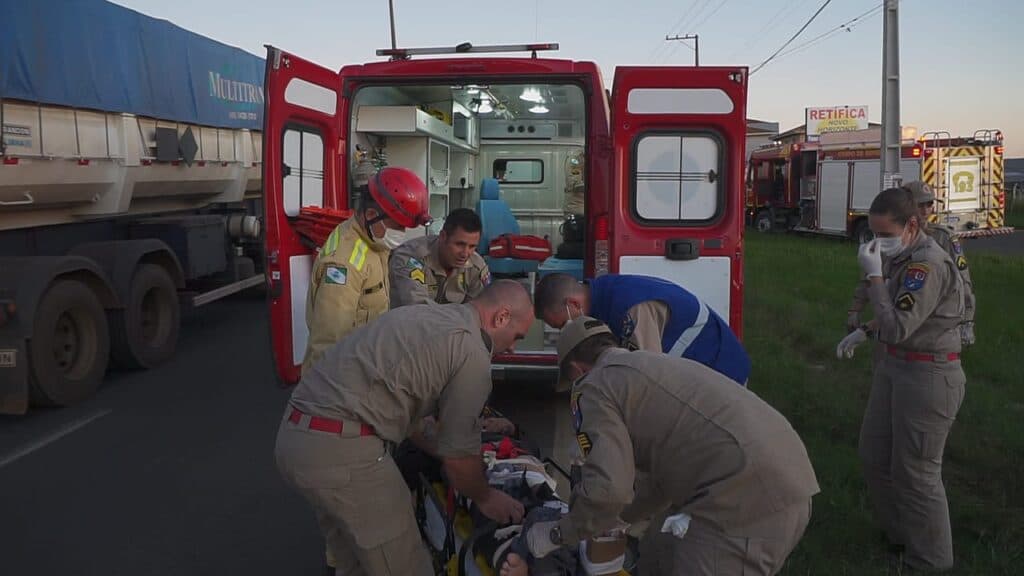 Carro bate em moto ao fazer retorno e vítima sofre fratura exposta em PG